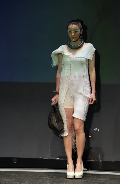 ワードローブのファッションショーにアナ vessey によって設計された服を着てファッション モデル — ストック写真