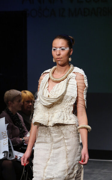 Модная модель в одежде, разработанной Аной Весси на показе модного гардероба
