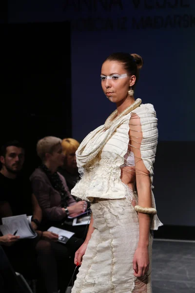 Modelo de moda vestindo roupas projetadas por Ana Vessey no desfile de roupas de moda — Fotografia de Stock