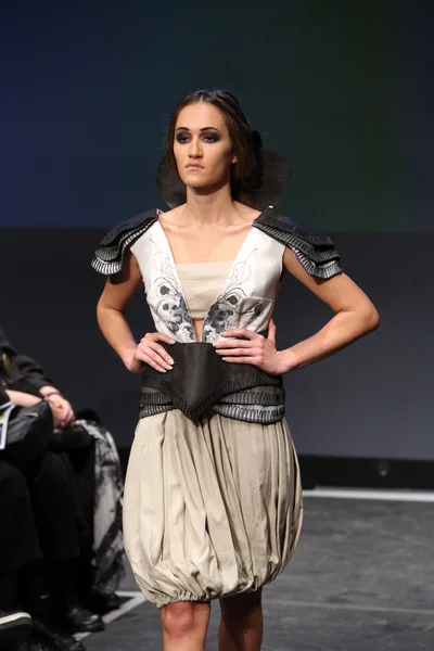 Modelo de moda con ropa diseñada por Nevenka Buzov en el show Fashion Wardrobe — Foto de Stock
