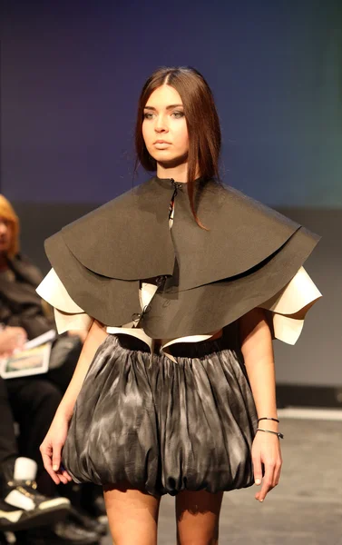 Modell bär kläder designade av nevenka buzov på garderob modevisning — Stockfoto