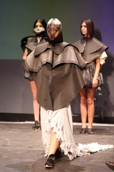 Modelo de moda con ropa diseñada por Nevenka Buzov en el show Fashion Wardrobe — Foto de Stock