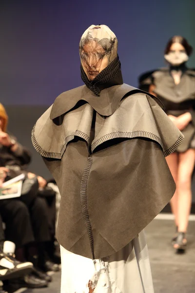 Modelo de moda con ropa diseñada por Nevenka Buzov en el show Fashion Wardrobe —  Fotos de Stock