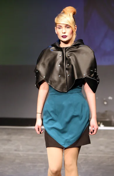 Fashion model dragen van kleding ontworpen door mihokovic en kralj op de modeshow garderobe — Stockfoto