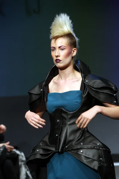 Modelo de moda vestindo roupas projetadas por Mihokovic e Kralj no desfile de vestuário de moda — Fotografia de Stock