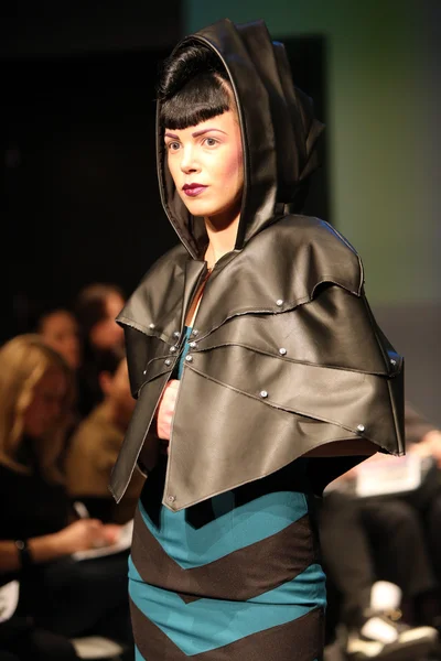 Fashion model dragen van kleding ontworpen door mihokovic en kralj op de modeshow garderobe — Stockfoto