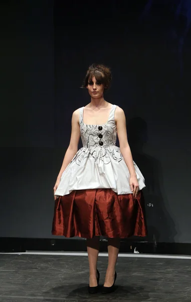 Mode-Model trägt Kleidung von mitak und gregl auf dem Kleiderschrank entworfen — Stockfoto