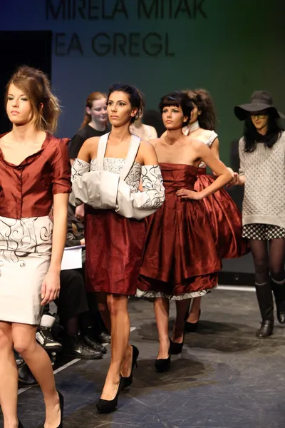 Мода модели носить одежду, разработанную Митак и Грегл на модный гардероб — стоковое фото