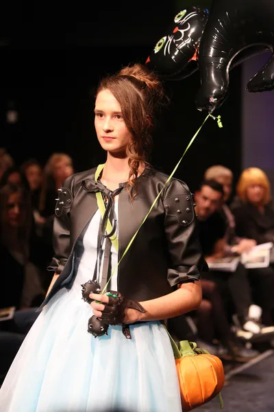 Moda indossando abiti disegnati da Jelena Matas nel Fashion Wardrobe show — Foto Stock