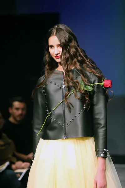 Modelo de moda vestindo roupas projetadas por Jelena Matas no desfile de vestuário de moda — Fotografia de Stock