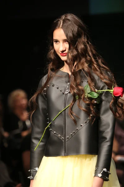 Fashion model wearing clothes designed by Jelena Matas on the Fashion Wardrobe show — Stock Photo, Image
