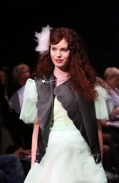 Mode-Model trägt Kleidung von Jelena Matas auf der Kleiderschrank-Show — Stockfoto