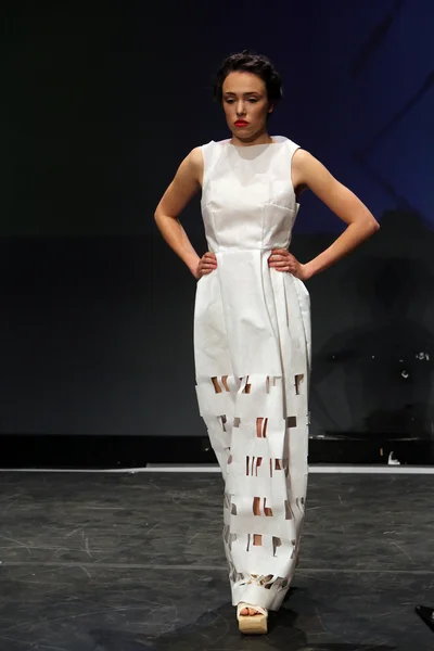 Modemodel trägt Kleider von Gabrijela Ivanovic auf dem Kleiderschrank — Stockfoto