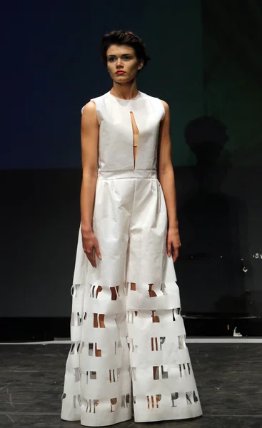 ファッションのワードローブに gabrijela イバノビッチによって設計された服を着てファッション モデル — ストック写真