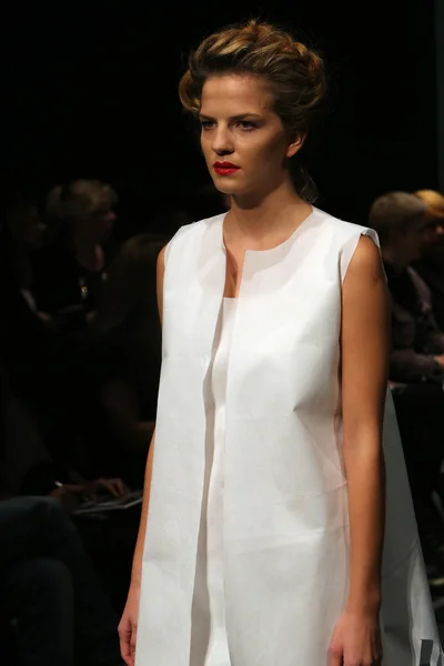 Modelo de moda vestindo roupas projetadas por Gabrijela Ivanovic no guarda-roupa de moda — Fotografia de Stock