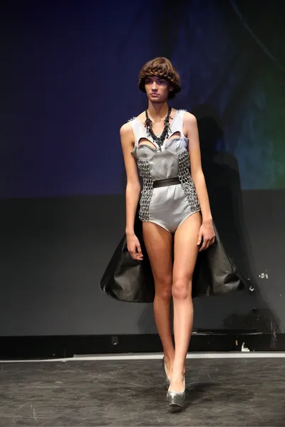 Modelo de moda con ropa diseñada por Anita Koturic en el desfile Fashion Wardrobe — Foto de Stock