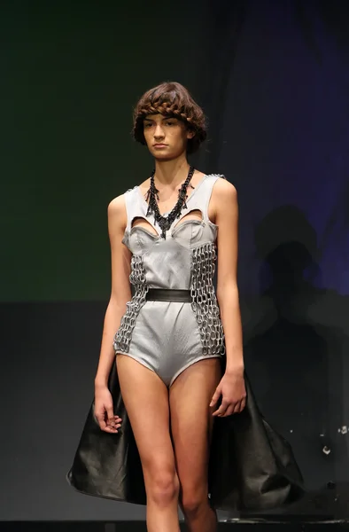 Modelo de moda con ropa diseñada por Anita Koturic en el desfile Fashion Wardrobe — Foto de Stock