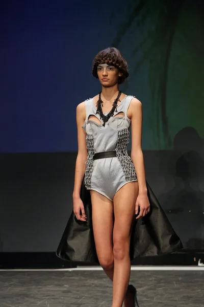 Mode mannequin portant des vêtements conçus par Anita Koturic sur le défilé Fashion Wardrobe — Photo
