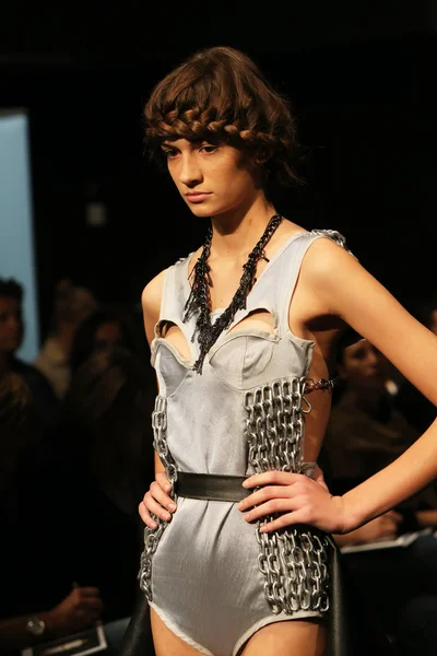 Fashion model wearing clothes designed by Anita Koturic on the Fashion Wardrobe show — Stock Photo, Image