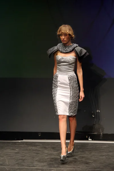 Modelo de moda con ropa diseñada por Anita Koturic en el desfile Fashion Wardrobe — Foto de Stock