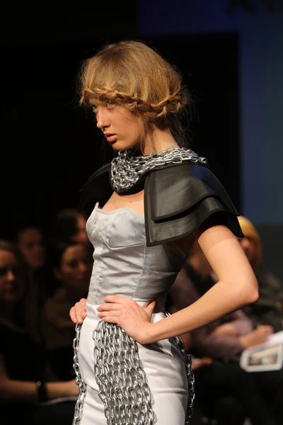 Fashion model wearing clothes designed by Anita Koturic on the Fashion Wardrobe show — Stock Photo, Image
