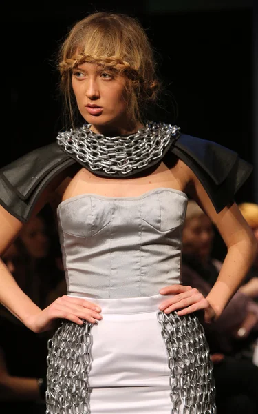 Modelo de moda vestindo roupas projetadas por Anita Koturic no desfile de vestuário de moda — Fotografia de Stock