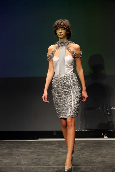 Modelka noszenie ubrania zaprojektowane przez anita koturic na pokaz mody szafa — Zdjęcie stockowe