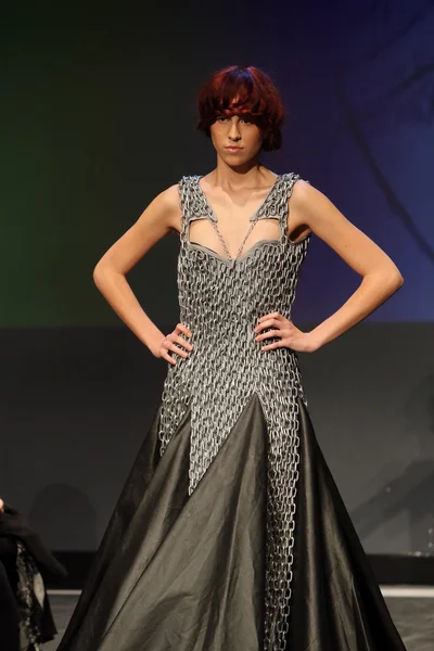 ワードローブのファッションショーのアニタ ・ koturic によって設計された服を着てファッション モデル — ストック写真