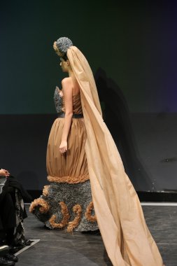 radetic ve defile dolap üzerinde Topaloviç tarafından tasarlanan kıyafetleri moda model