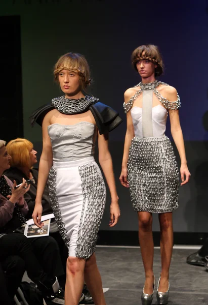 Mode-Model trägt Kleidung von anita koturic auf der Kleiderschrank-Show — Stockfoto