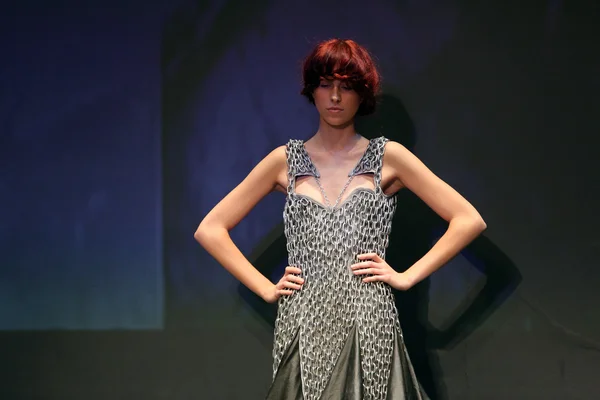 Modelo de moda vestindo roupas projetadas por Anita Koturic no desfile de vestuário de moda — Fotografia de Stock