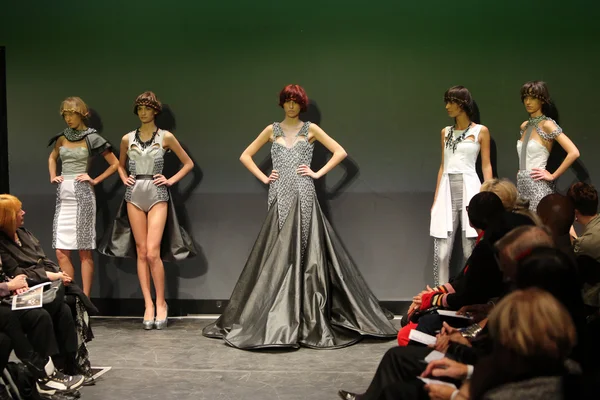 ワードローブのファッションショーのアニタ ・ koturic によって設計された服を着てファッション モデル — ストック写真