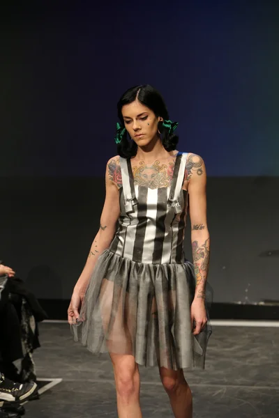 ファッションのワードローブにドミニカ mandic によって設計された服を着てファッション モデル — ストック写真