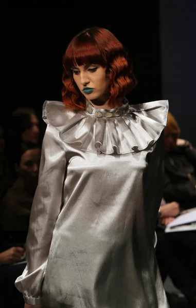 Modemodel trägt von dominika mandic entworfene Kleidung auf dem Kleiderschrank — Stockfoto