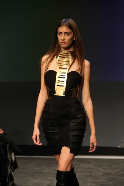Fashion model wearing clothes designed by Marcela Sahini on the Fashion Wardrobe show — Stock Photo, Image