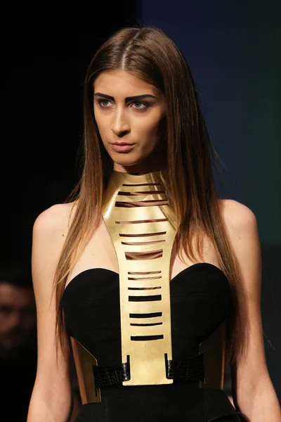 Modelo de moda con ropa diseñada por Marcela Sahini en el desfile Fashion Wardrobe —  Fotos de Stock