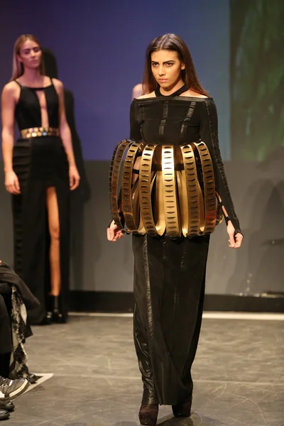 Fashion model wearing clothes designed by Marcela Sahini on the Fashion Wardrobe show — Stock Photo, Image