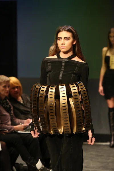 Mode-Model trägt Kleidung von Marcela Sahini auf der Kleiderschrank-Show — Stockfoto