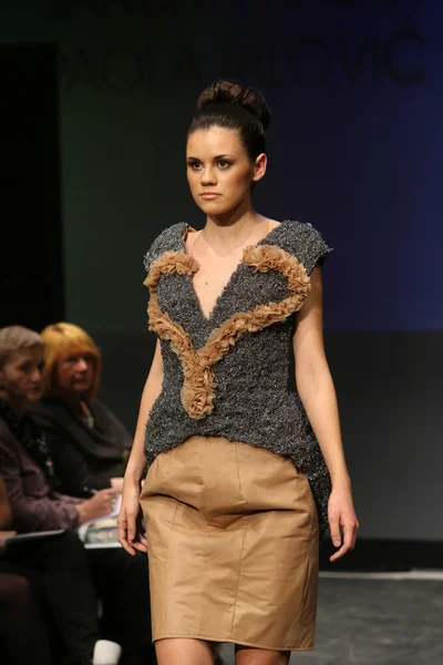 Mode-Model trägt Kleider von Radetic und Topalovic auf der Kleiderschrank-Show — Stockfoto
