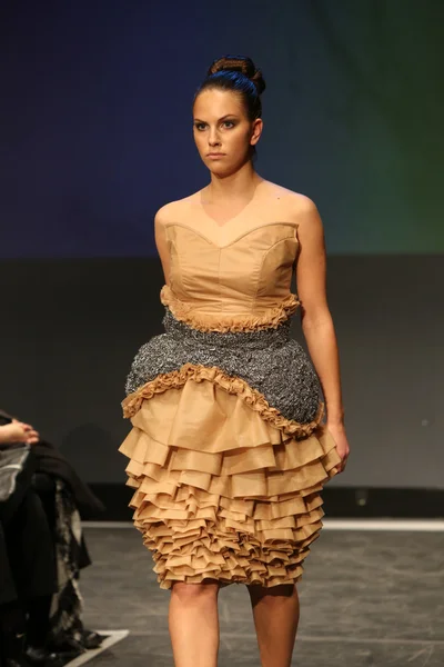 Mode-Model trägt Kleider von Radetic und Topalovic auf der Kleiderschrank-Show — Stockfoto