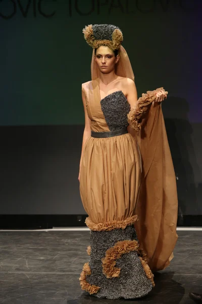 Модная модель в одежде от Radetic и Topalovic на выставке Fashion Wardrobe — стоковое фото