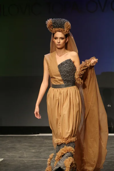Radetic とワードローブのファッションショーで topalovic によって設計された服を着てファッション モデル — ストック写真