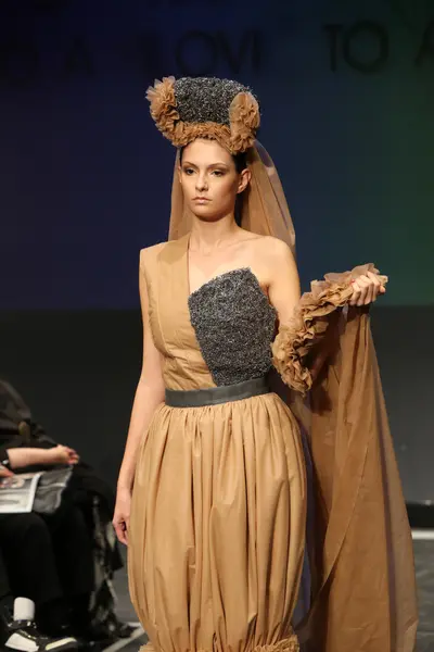 Модная модель в одежде от Radetic и Topalovic на выставке Fashion Wardrobe — стоковое фото