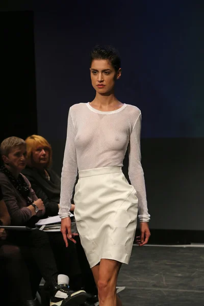 Radetic ve defile dolap üzerinde Topaloviç tarafından tasarlanan kıyafetleri moda model — Stok fotoğraf