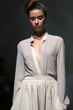 kralj ve zagreb moda haftası göstermek üstünde krajina tarafından tasarlanan kıyafetleri moda model