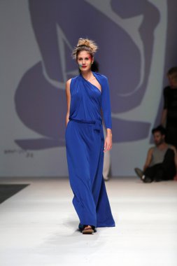 zagreb moda haftası göstermek üstünde zjena glamocanin tarafından tasarlanan kıyafetleri moda model