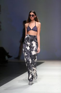 zagreb moda haftası göstermek kitty joseph tarafından tasarlanan kıyafetleri moda model