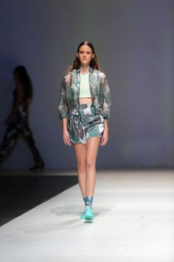 zagreb moda haftası göstermek kitty joseph tarafından tasarlanan kıyafetleri moda model