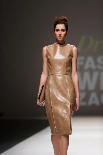 Fashion model dragen van kleding ontworpen door kralj en krajina op de zagreb fashion week show — Stockfoto