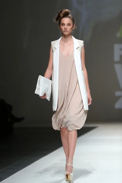 Fashion model wearing clothes designed by Kralj and Krajina on the Zagreb Fashion Week show — Stock Photo, Image